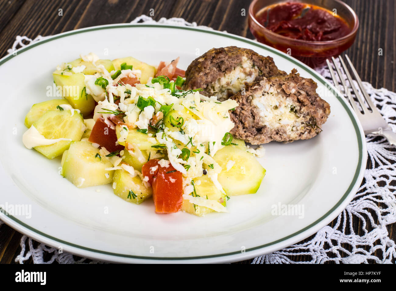 Le polpette di carne ripieni di formaggio con insalata di verdure. Foto Studio Foto Stock