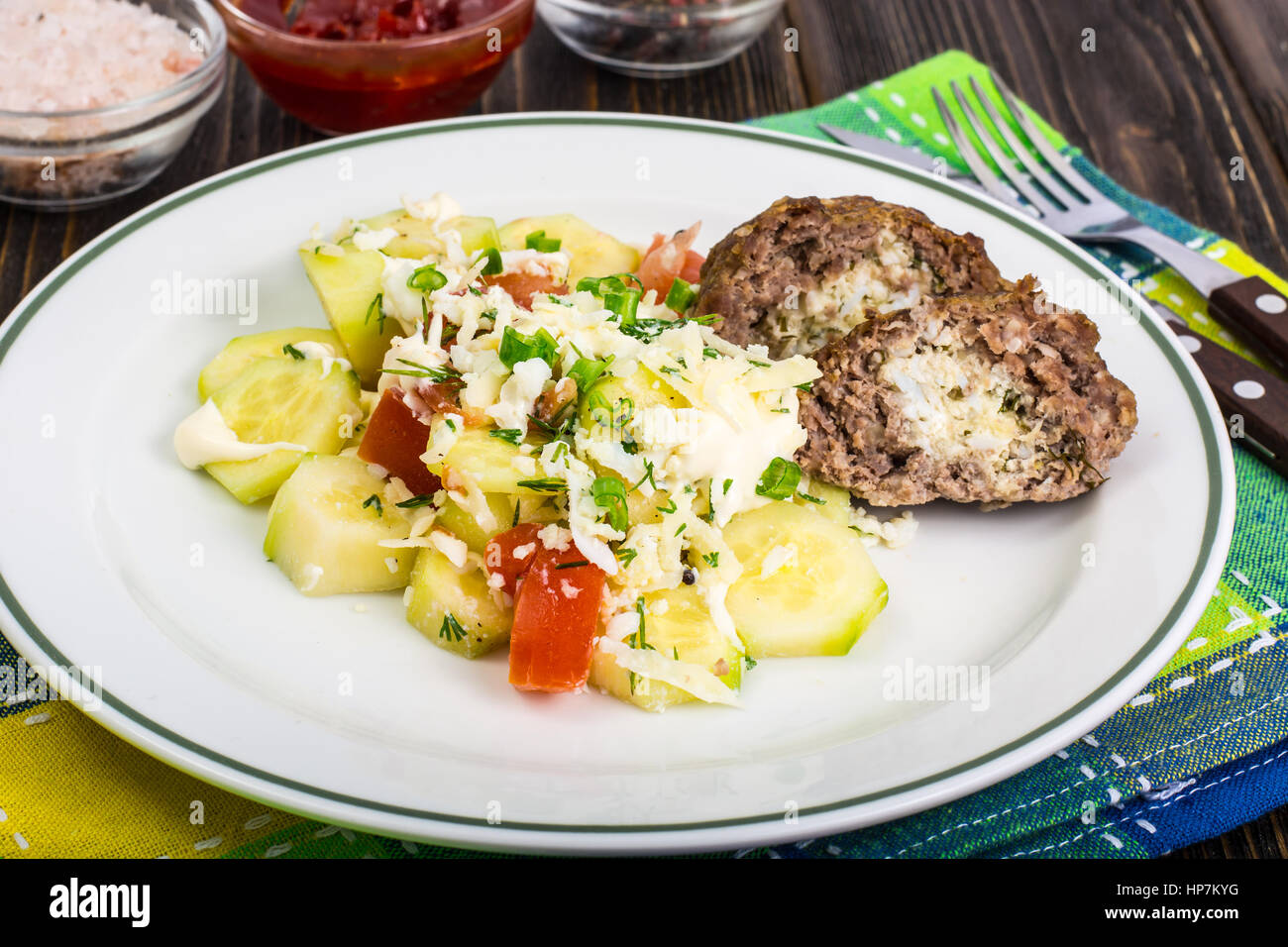 Le polpette di carne ripieni di formaggio con insalata di verdure. Foto Studio Foto Stock