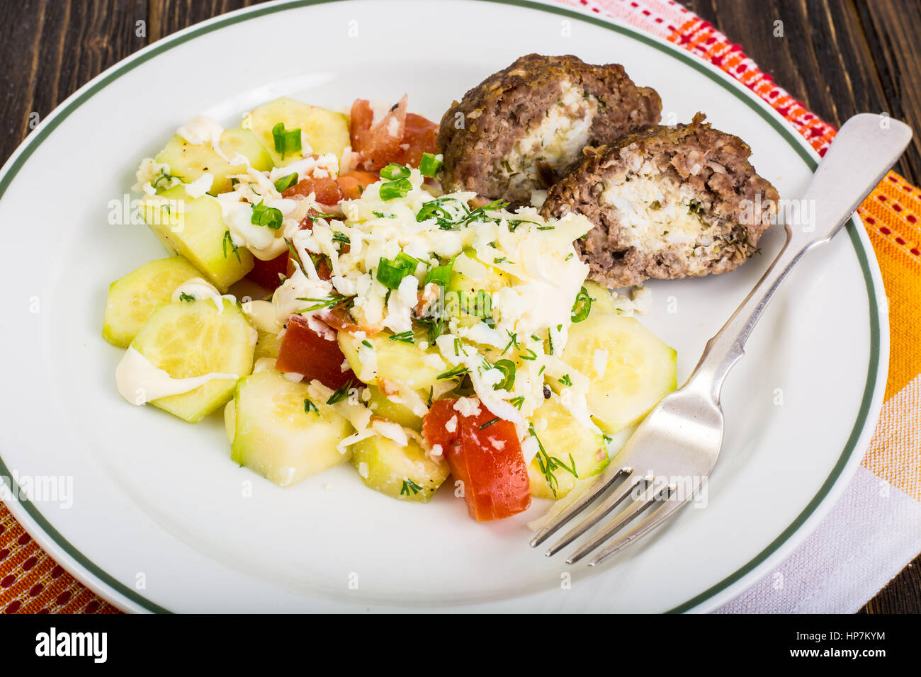 Le polpette di carne ripieni di formaggio con insalata di verdure. Foto Studio Foto Stock