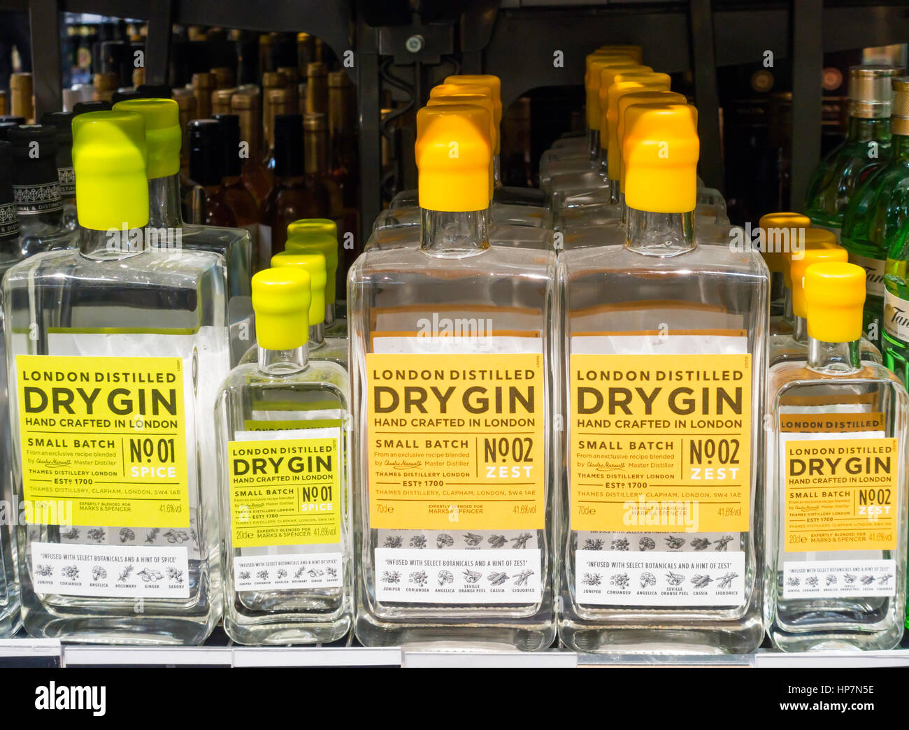 Un supermercato display di bottiglie di piccoli lotti distillata London dry gin No.01 e N02 Foto Stock