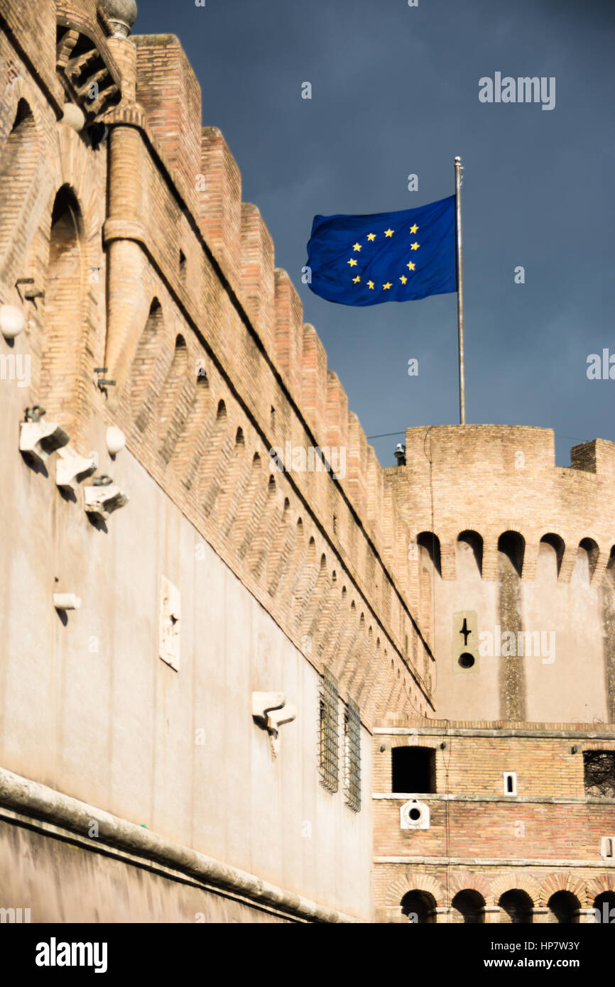 TestThe bandiera dell'UE vola da Castel Sant'Angelo a Roma, Italia. Foto Stock