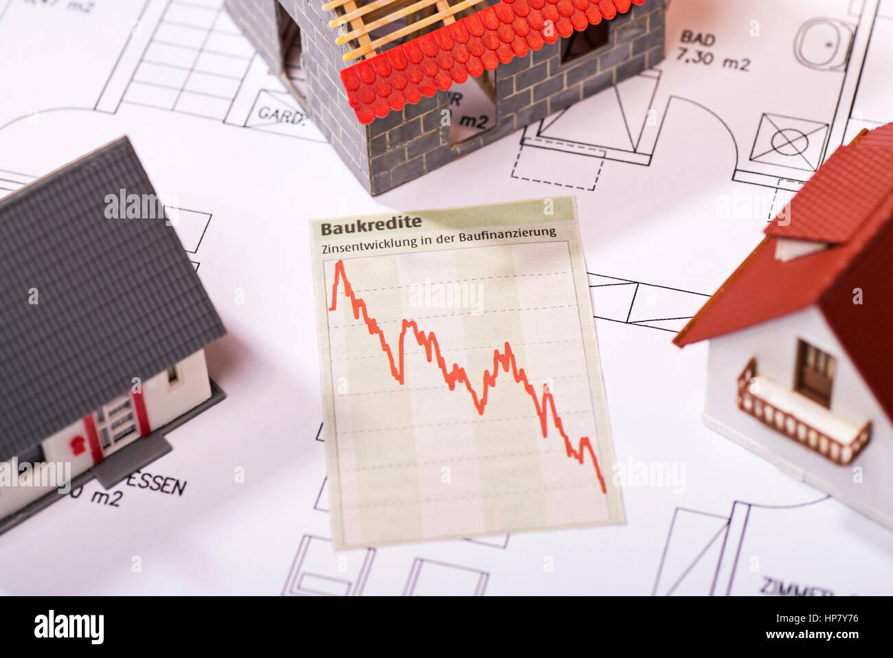 La tabella mostra la caduta dei tassi di interesse per prestiti per le abitazioni. Foto Stock