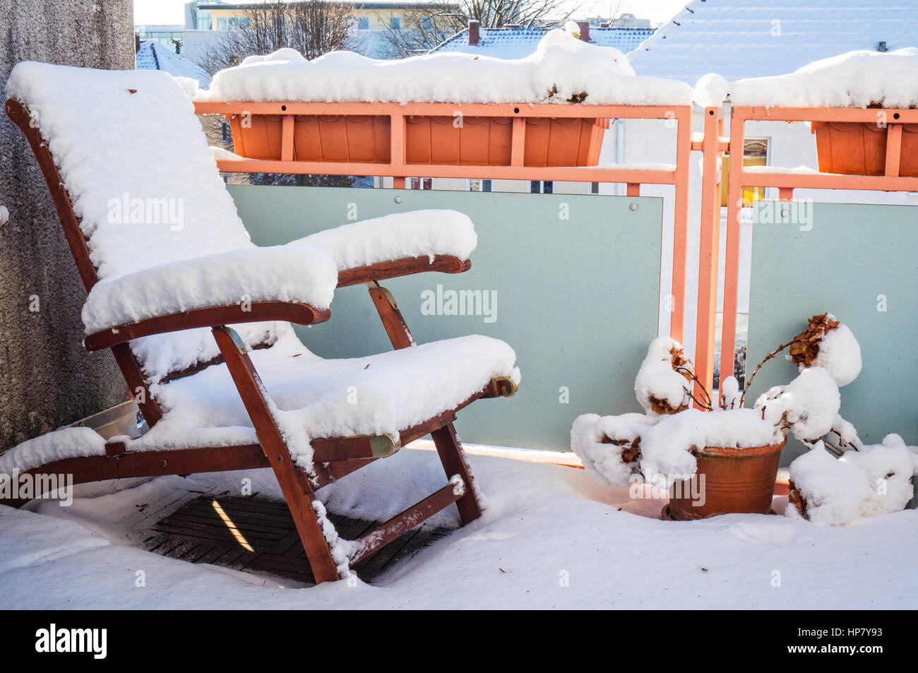 Snow covereddeck sedia a sdraio sorge in inverno su un balcone innevato Foto Stock
