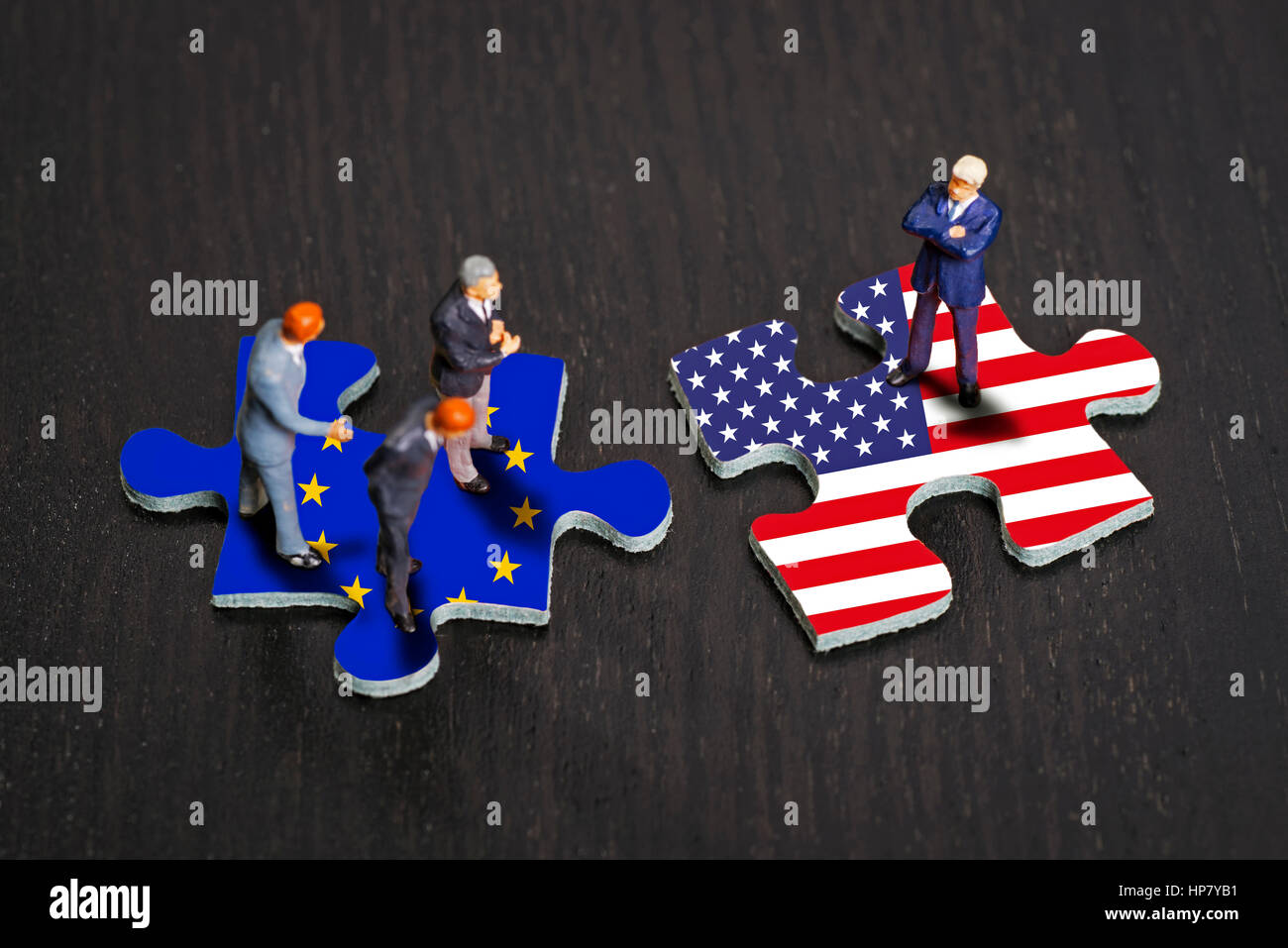 I pezzi del puzzle con le bandiere di Europa e Stati Uniti Foto Stock