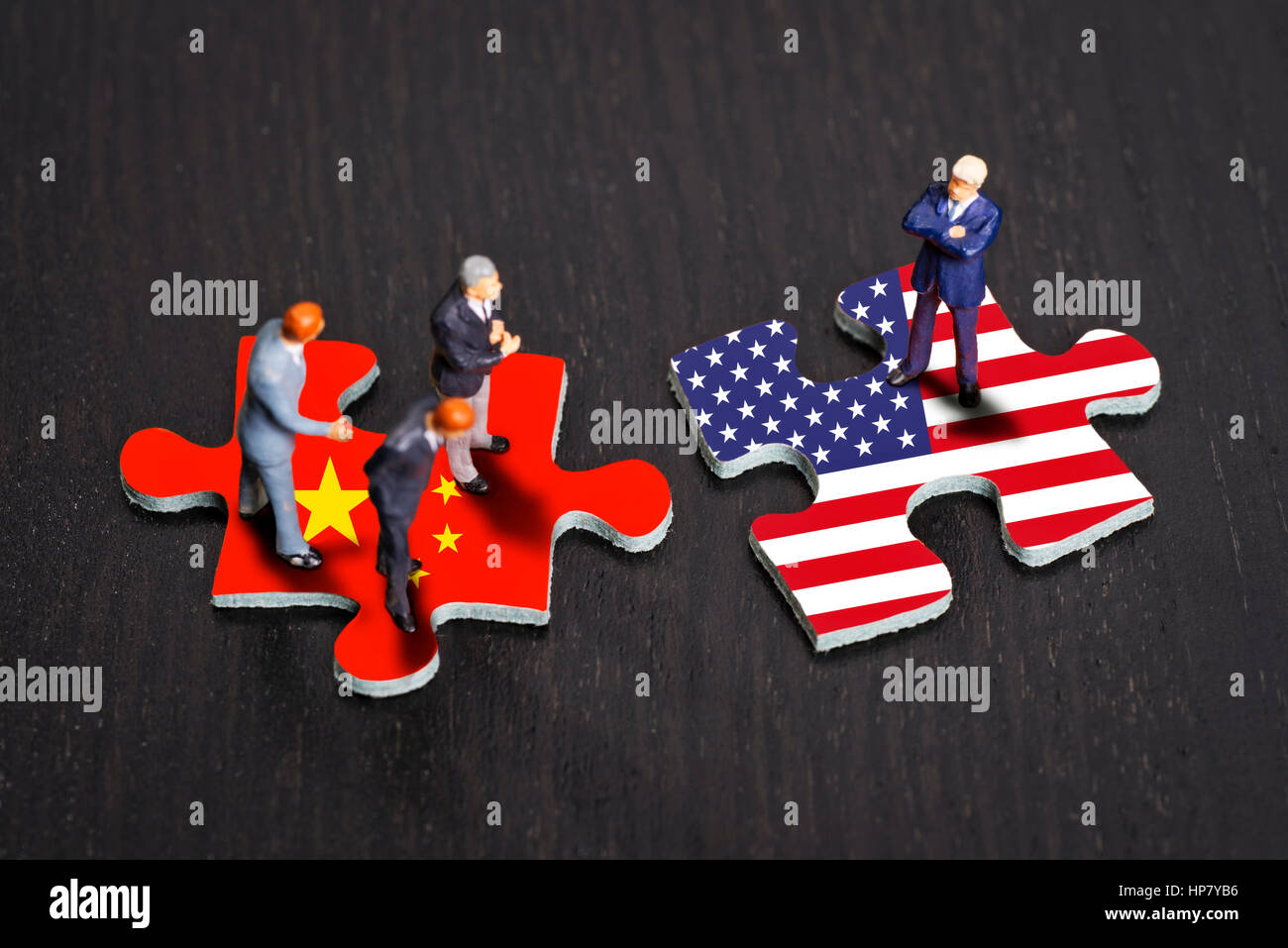 I pezzi del puzzle con le bandiere della Cina e degli STATI UNITI D'AMERICA Foto Stock