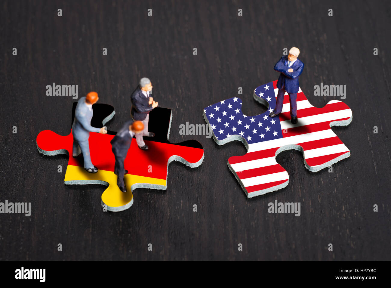 I pezzi del puzzle con le bandiere della Germania e degli STATI UNITI D'AMERICA Foto Stock