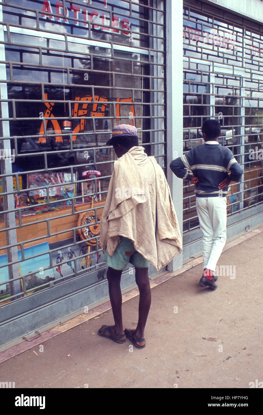 Etiopia Addis Abeba uomo cerca nel negozio finestra display 1995 Foto Stock