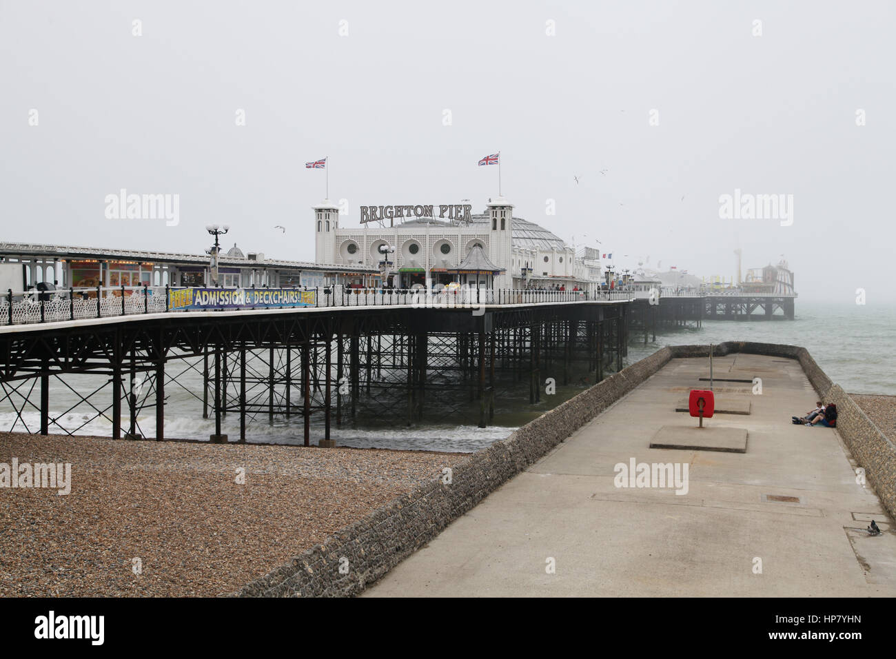 BRIGHTON Inghilterra East Sussex 2013 Brighton Pier impianto di intrattenimento sul molo di haze Foto Stock