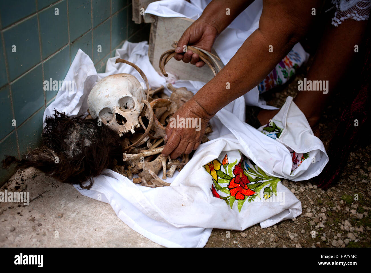 Una donna che pulisce le ossa di sua figlia deceduta nel villaggio Maya di Pomuch, Hecelchakan, Campeche, YUCATÁN‡n pen'nsula, Ottobre 30, 2016 come parte di D Foto Stock