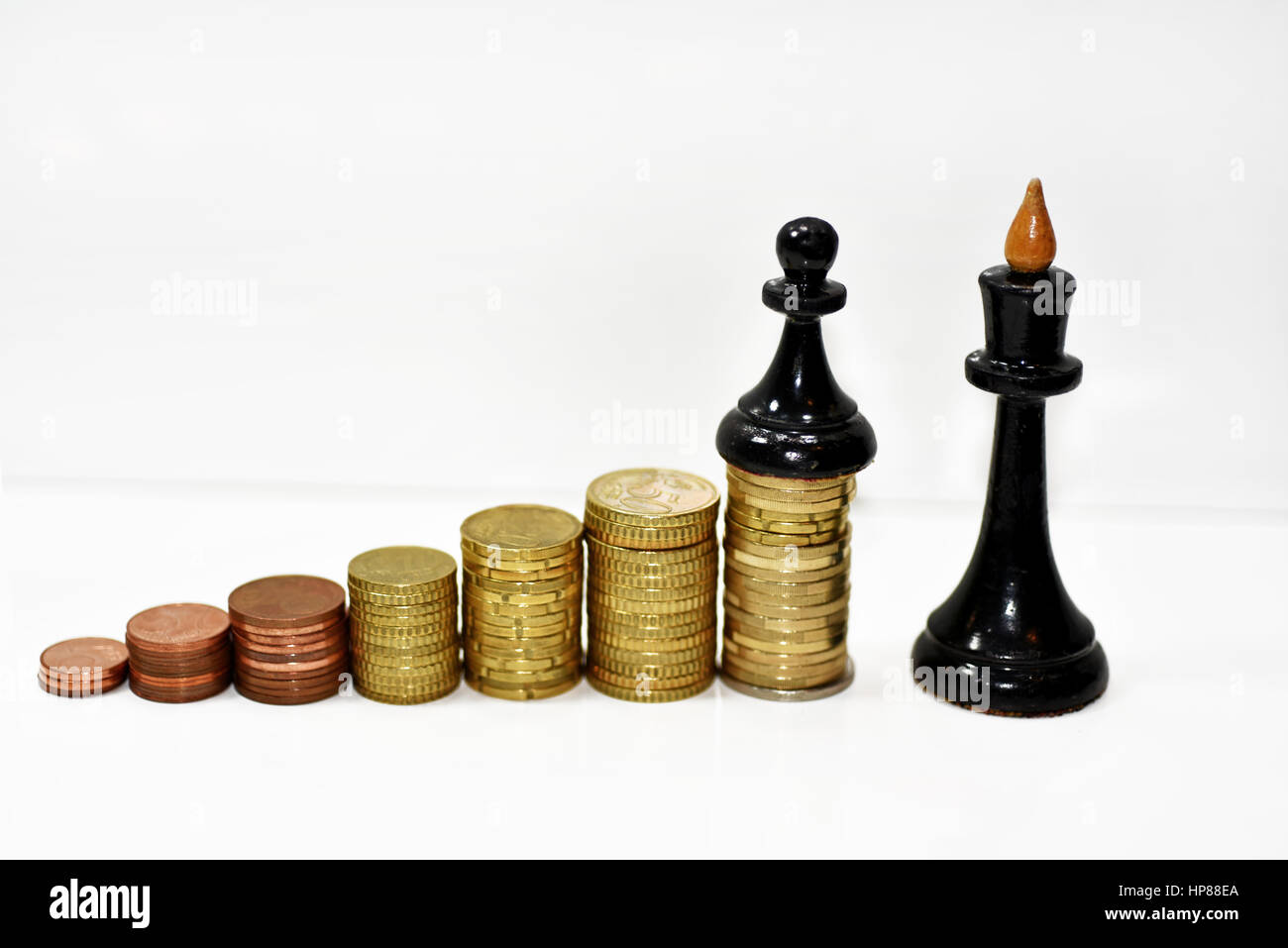 Composizione astratta di scacchi e denaro. Isolato su sfondo bianco. Foto Stock