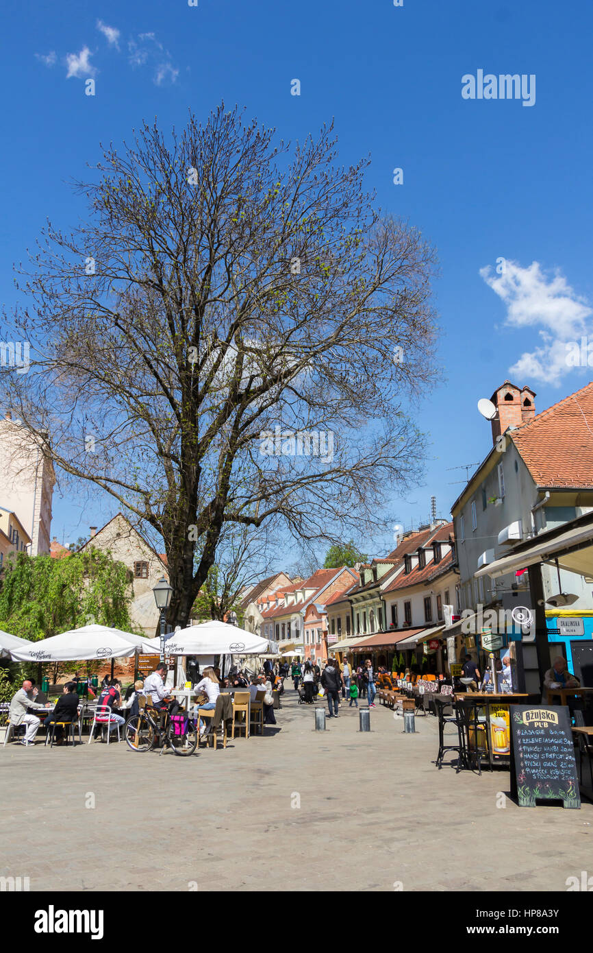 Zagabria/Croazia-aprile 21: Vecchia Tkalciceva street a Zagabria il 21 aprile 2015 in Croazia. Essa è famosa strada nel centro della città, con numerose caffetterie e Foto Stock