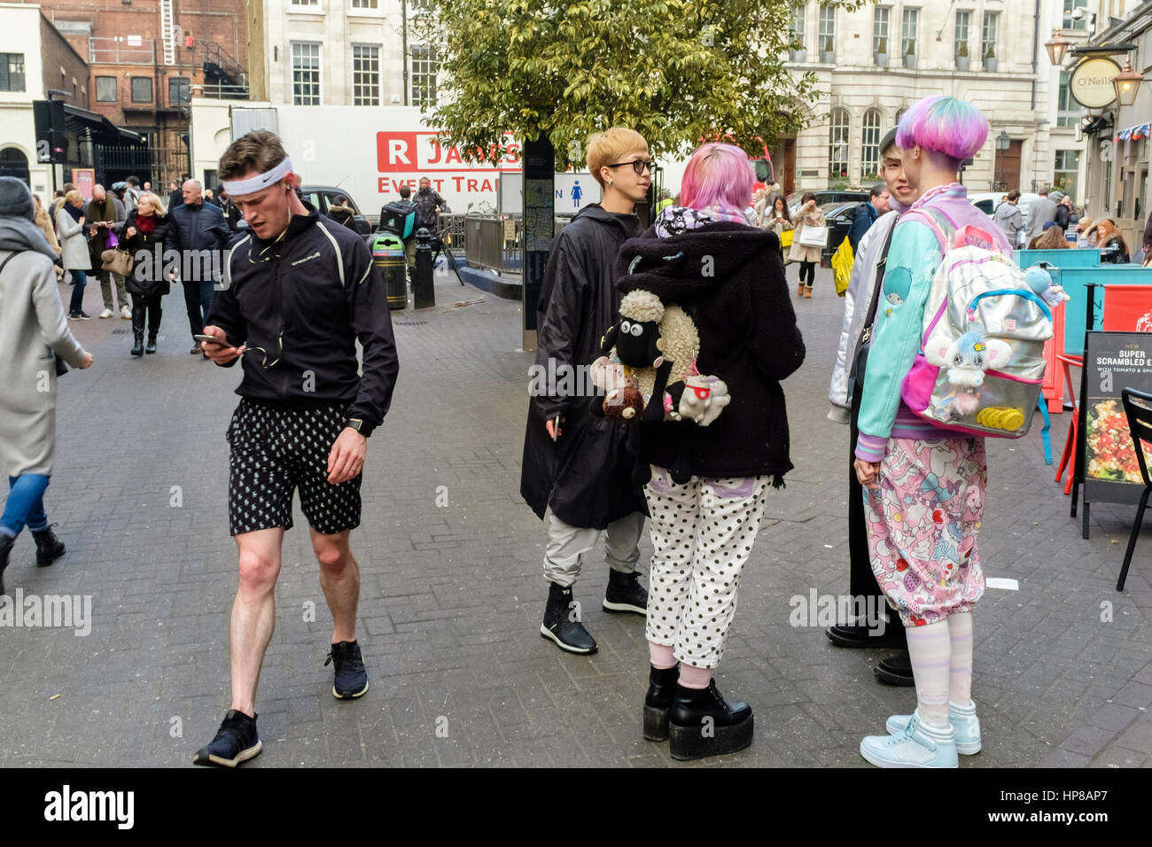 Un gruppo di giovani vestiti in maniera colorata Carnaby Street, Londra. Foto Stock