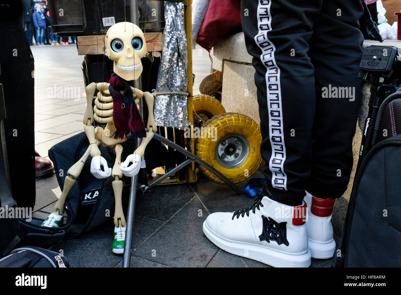 Burattinaio si prepara per street performance nel quadrato di Leicester, Londra Foto Stock