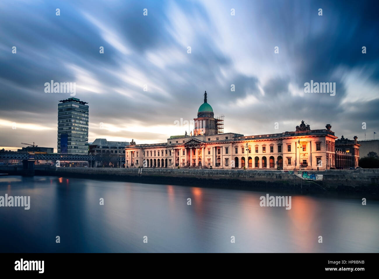 Casa doganale, sul fiume Liffey a Dublino, Irlanda Foto Stock