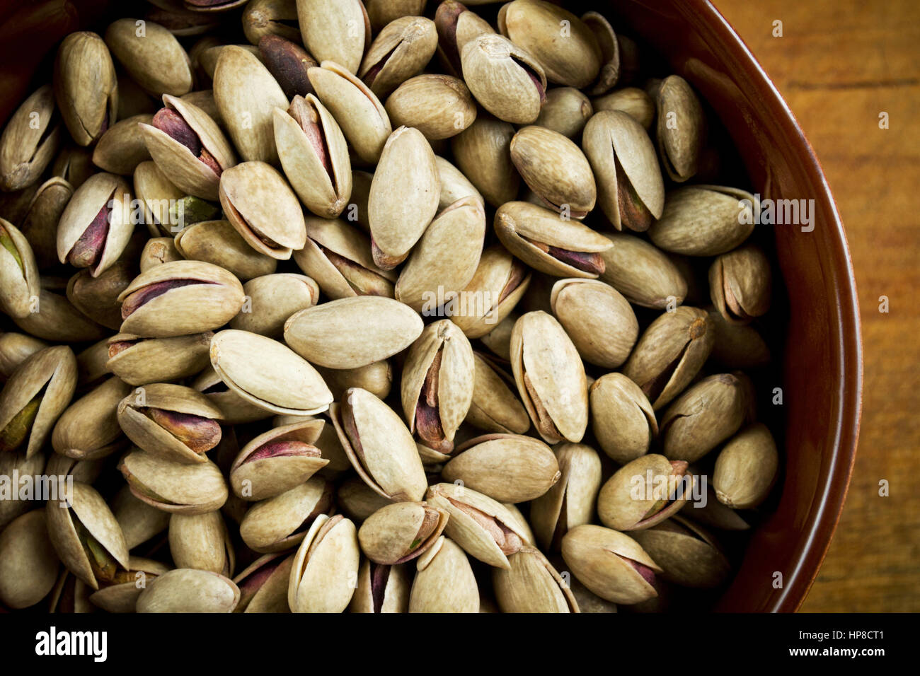 I pistacchi in una ciotola closeup Foto Stock