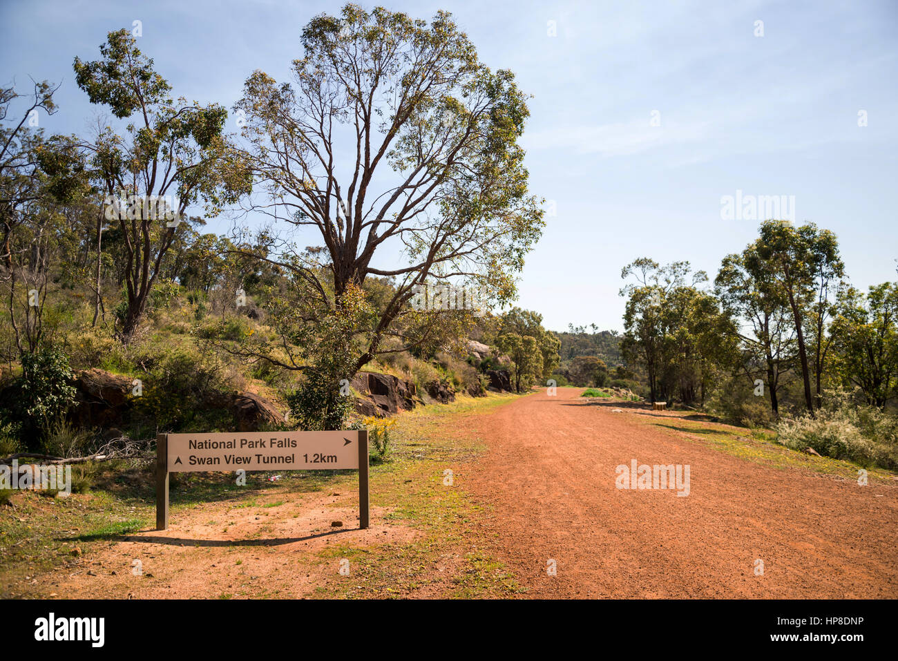 Una strada per il fiume Swan Tunnel e un visitatore segno vicino al Parco Nazionale di cade a John Forrest National Park, Australia occidentale Foto Stock