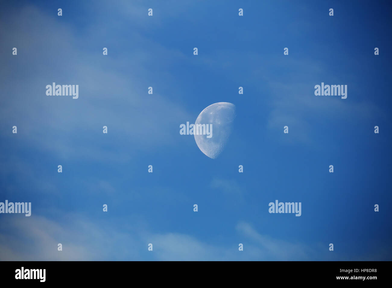 Luna di close-up nel cielo blu. Luna bianca nel cielo. Cielo notturno con luna Foto Stock