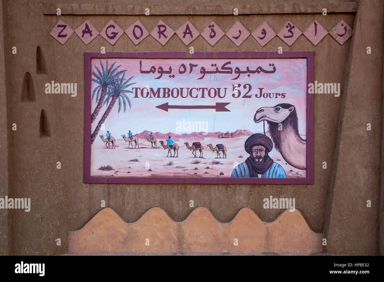 Zagora, Marocco. "Timbuctù 52 giorni " segno alludendo al tempo necessario per raggiungere Timbuctù da Camel Caravan. Foto Stock