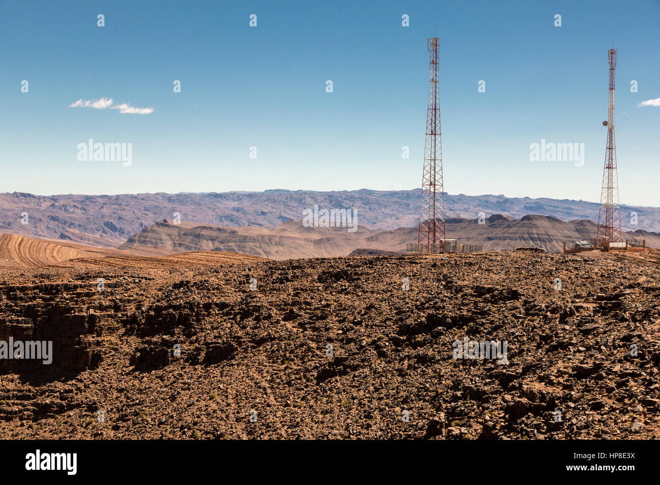 Anti-Atlas montagne, Marocco. Relè di comunicazioni torri. Foto Stock