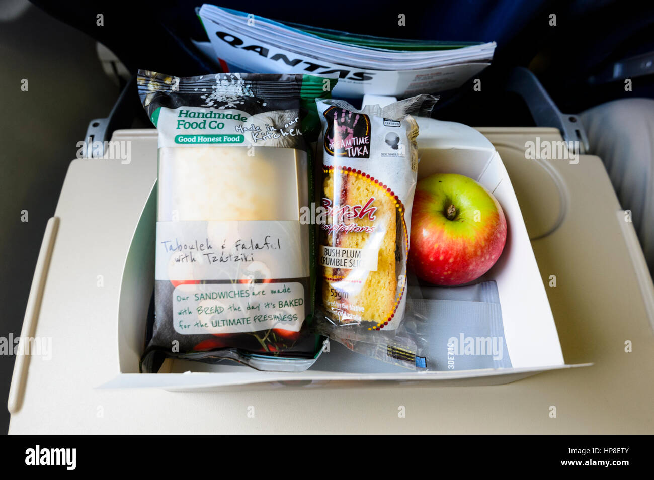 Scatola di pranzo passeggero tabella a bordo di un volo QantasLink, Nuovo Galles del Sud, Australia Foto Stock