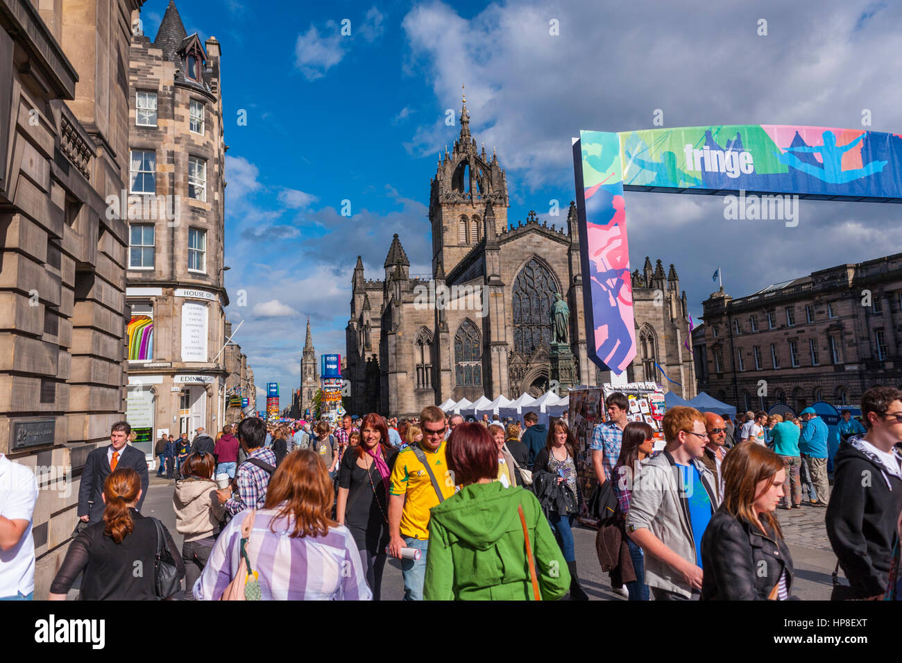 La High Street Edinburgh durante il festival con i poster per le prestazioni in giro per la città. Foto Stock