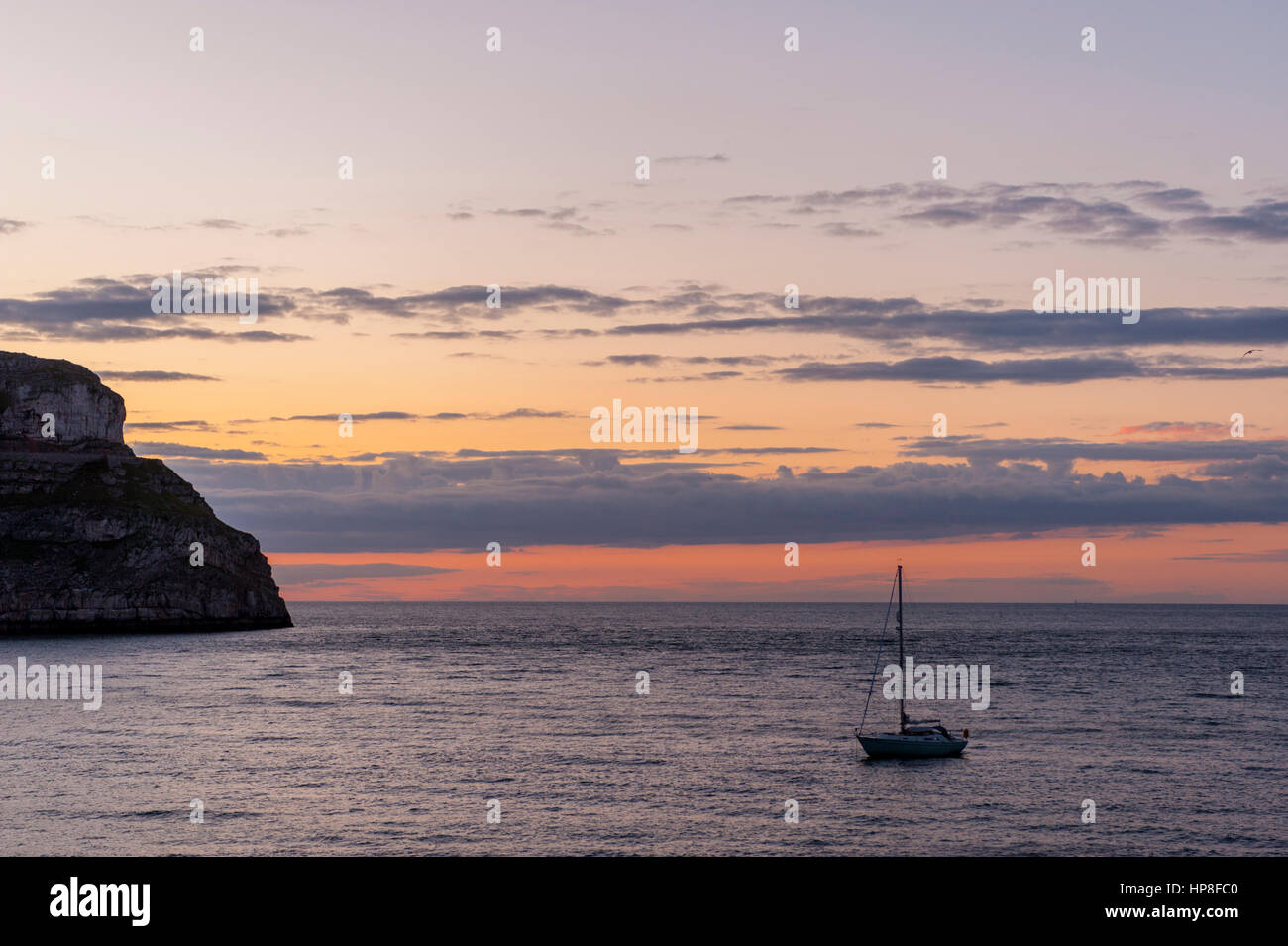 Tramonto dal molo a Llandudno con il Great Orme sulla sinistra Foto Stock