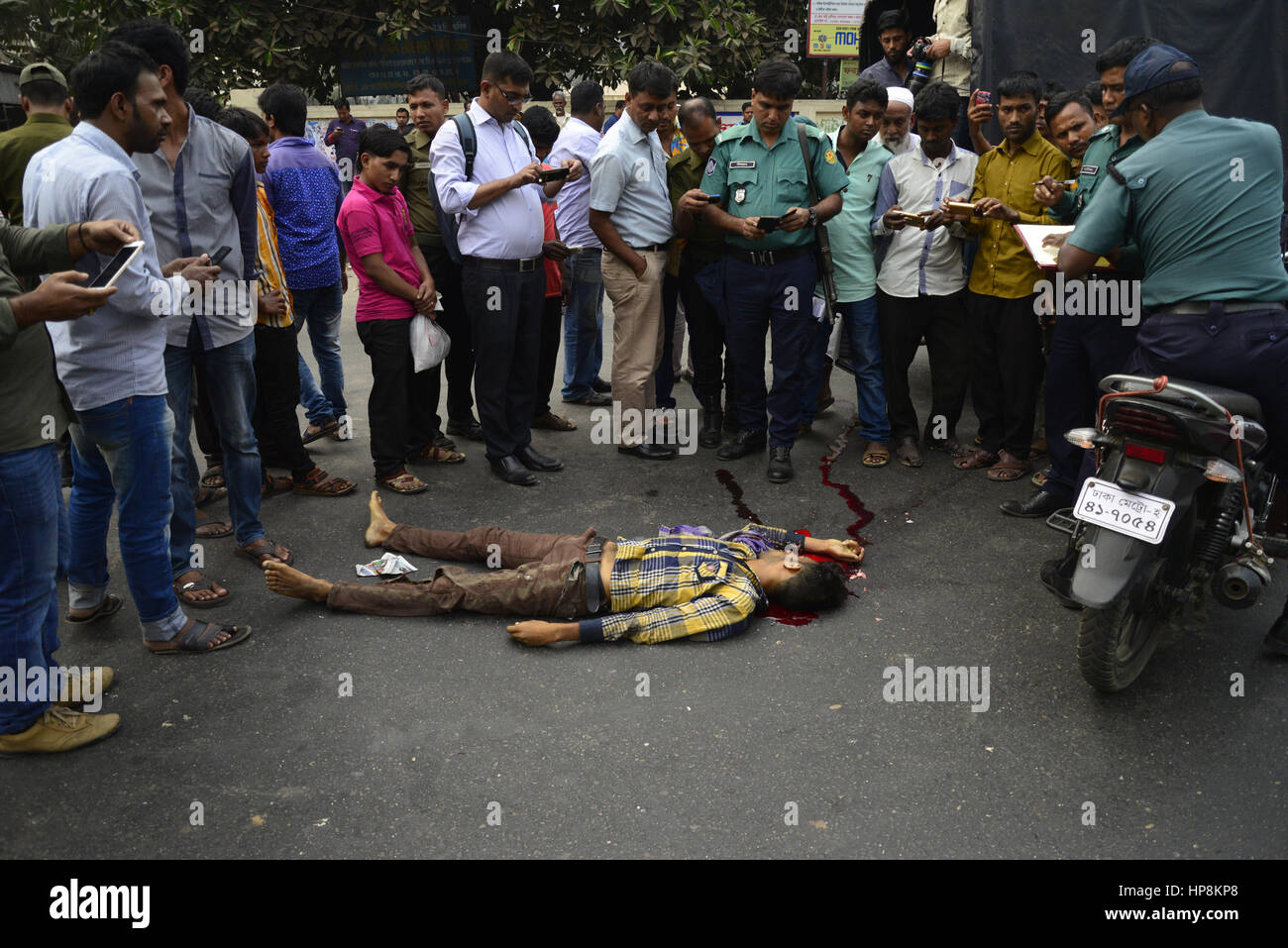 Dacca in Bangladesh. 19 Feb, 2017. Popolo del Bangladesh a guardare un corpo morto per l'incidente di spot in Shahabag a Dhaka, nel Bangladesh. Il 19 febbraio 2017. Un uomo ucciso da un colpo di bus sulla strada a Shahabag nella città capitale di Dhaka. Credito: Mamunur Rashid/Alamy Live News Foto Stock