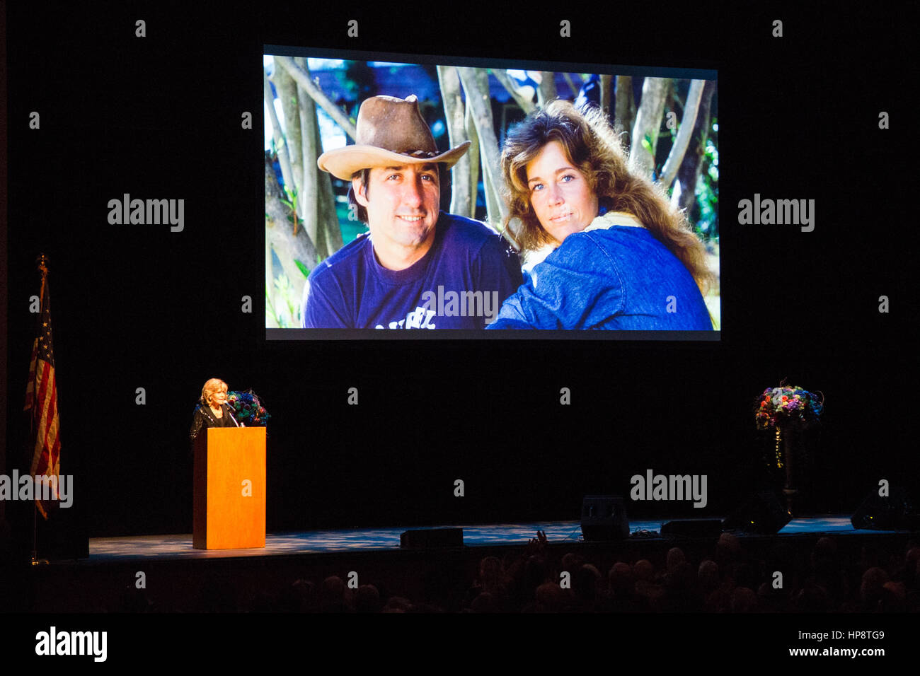 Los Angeles, California, USA.19 febbraio 2017. L'attrice jane fonda dà un toccante discorso in omaggio al suo ex marito, attivista politico/Tom Hayden, al memoriale pubblico tenuto in suo onore a del ucla royce Hall di Los Angeles, california, Stati Uniti d'America su febbraio 19th, 2017. thomas 'tom' emmett hayden, morì il 23 ottobre 2016 in Santa Monica, California, USA, ed è stato un ex Stati Uniti il senatore, autore e attivista per i diritti civili, le questioni sociali e il cambiamento politico. Credito: sheri determan/alamy live news Foto Stock