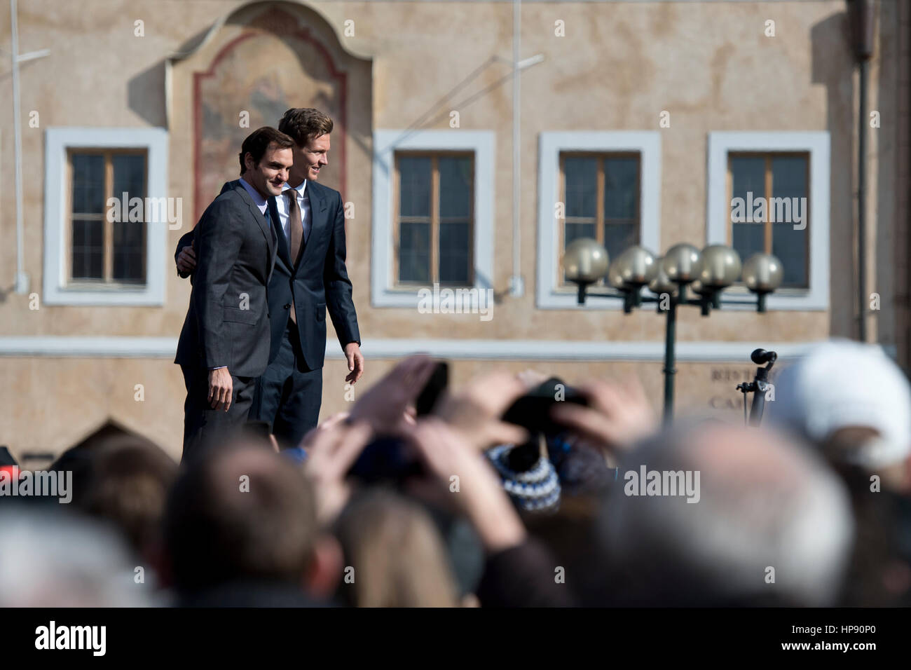 Praga, Repubblica Ceca. Xx Febbraio 2017. In Svizzera il giocatore di tennis Roger Federer, sinistra, accompagnato dal ceco Tomas BERDYCH, saluta i suoi fan presso la Piazza della Città Vecchia di Praga, Repubblica Ceca, lunedì 20 febbraio, 2017. Federer è arrivato a Praga per promuovere il Laver Cup, un torneo che si terrà a Praga il 7 settembre 22-24, 2017, pitting top sei giocatori europei contro i loro omologhi provenienti dal resto del mondo. Credito: Michal Kamaryt/CTK foto/Alamy Live News Foto Stock