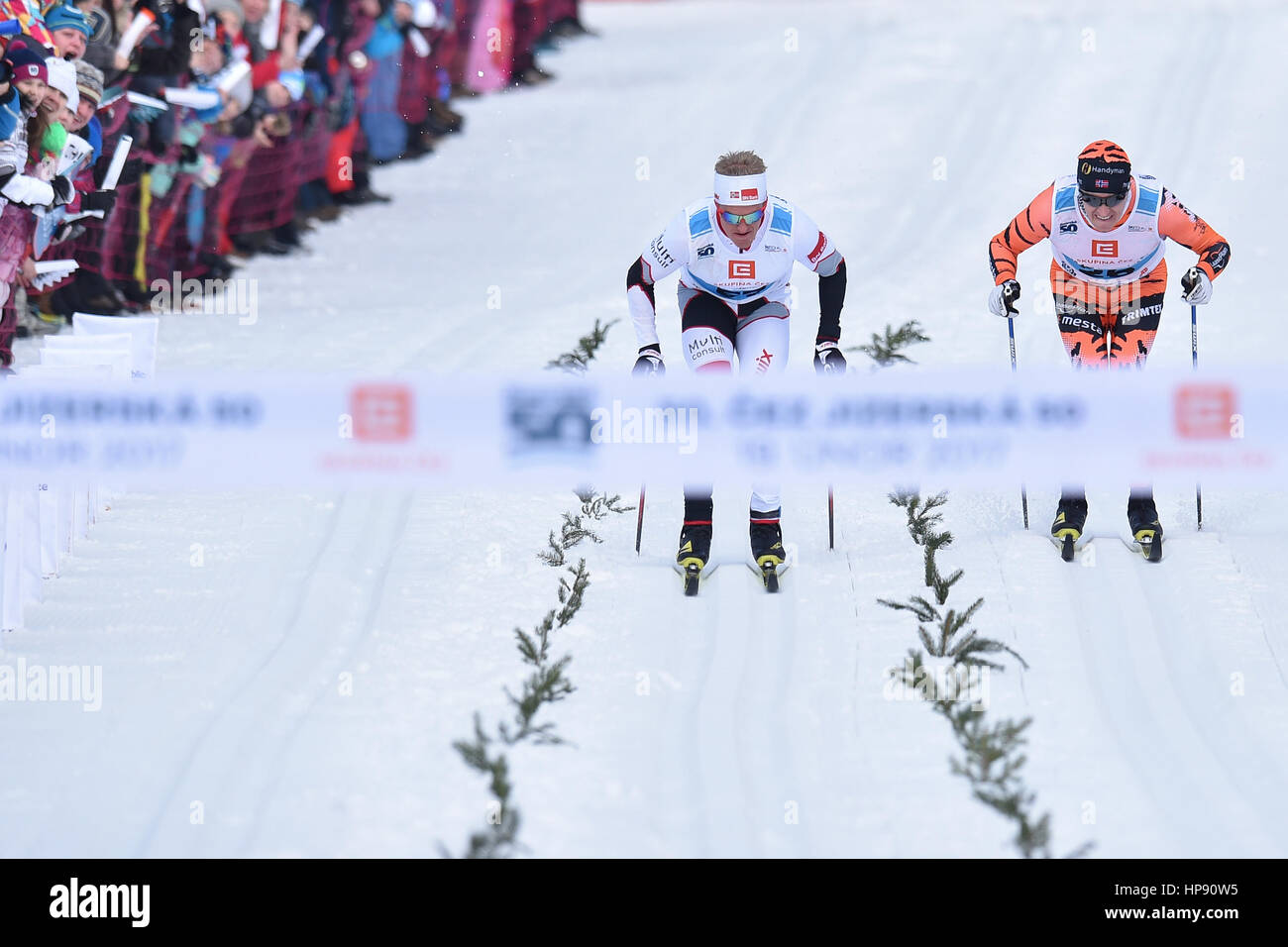 Bedrichov, Repubblica Ceca. 19 Feb, 2017. Norvegese Morten Eide Pedersen (centro) ha vinto il cinquantesimo Jizerska padesatka 50-km internazionali classici di sci gara di sci nordico in Bedrichov, Repubblica ceca, 19 febbraio 2017. Petter Eliassen (destra) dalla Norvegia vincitore della gara da l'anno scorso, si è conclusa la seconda. Credito: Vit Cerny/CTK foto/Alamy Live News Foto Stock