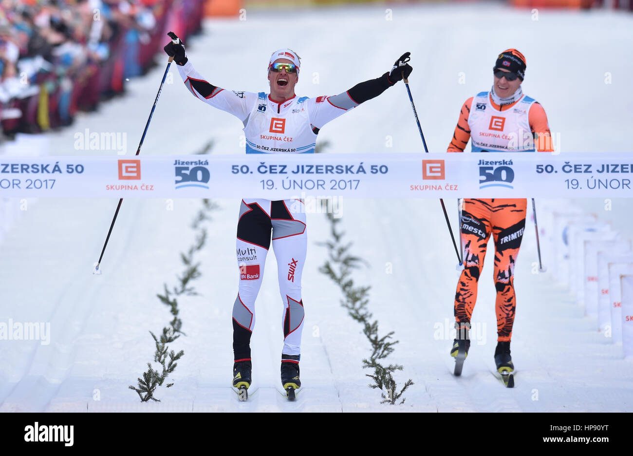 Bedrichov, Repubblica Ceca. 19 Feb, 2017. Norvegese Morten Eide Pedersen (centro) ha vinto il cinquantesimo Jizerska padesatka 50-km internazionali classici di sci gara di sci nordico in Bedrichov, Repubblica ceca, 19 febbraio 2017. Petter Eliassen (destra) dalla Norvegia vincitore della gara da l'anno scorso, si è conclusa la seconda. Credito: Vit Cerny/CTK foto/Alamy Live News Foto Stock