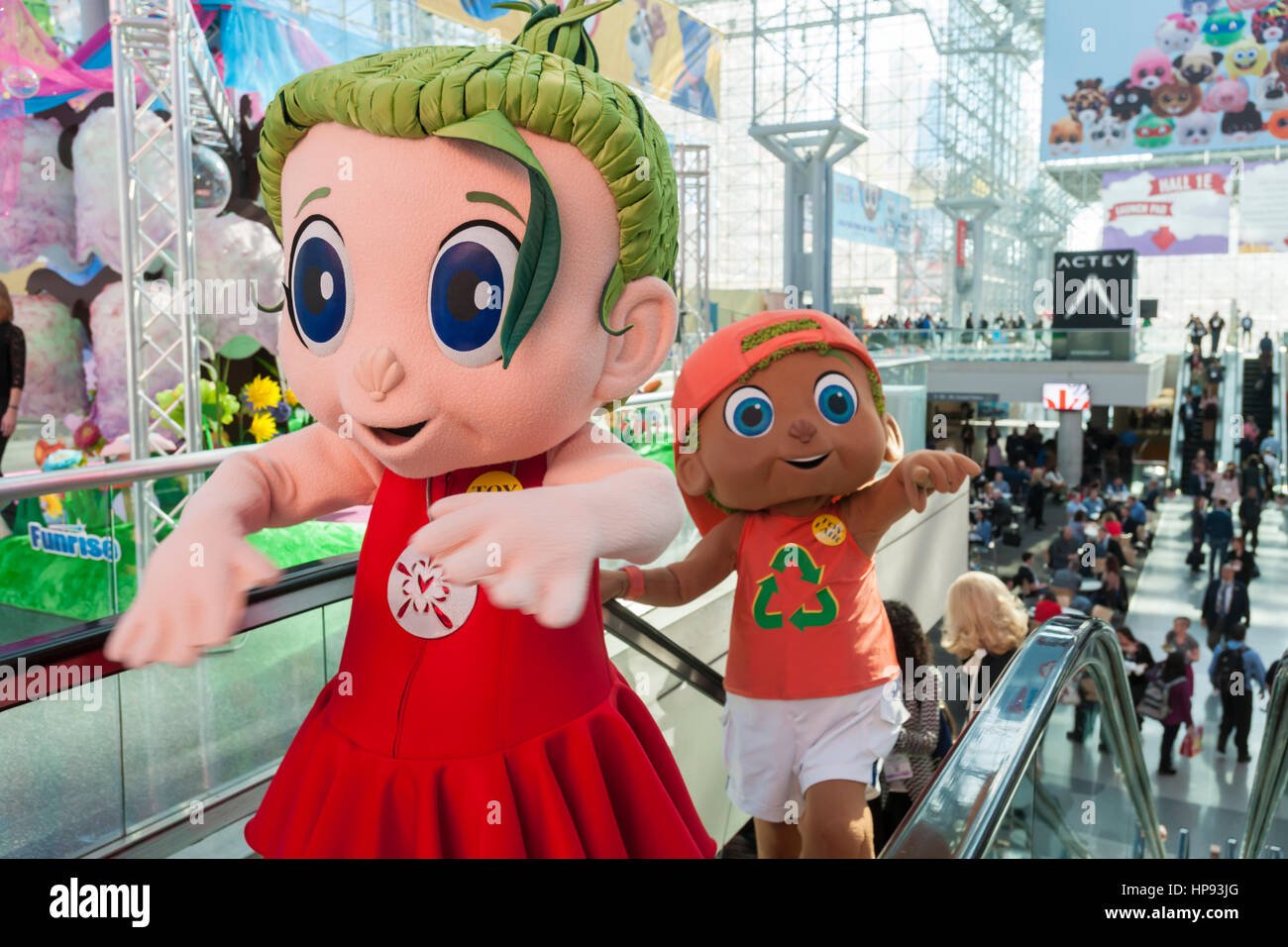 New York, Stati Uniti d'America. 19 Feb, 2017. Dollaro di sabbia e Finley caratteri dall'SeaBabies linea di prodotti ambientali un il 114North American International Toy Fair di il Jacob Javits Convention Center di New York di Domenica, 19 febbraio 2017. La società è una azienda di famiglia e si è impegnata a insegnare ai bambini l' importanza di prendersi cura del pianeta e supporta anche il 1 per cento per il pianeta. ( © Richard B. Levine) Credito: Richard Levine/Alamy Live News Foto Stock