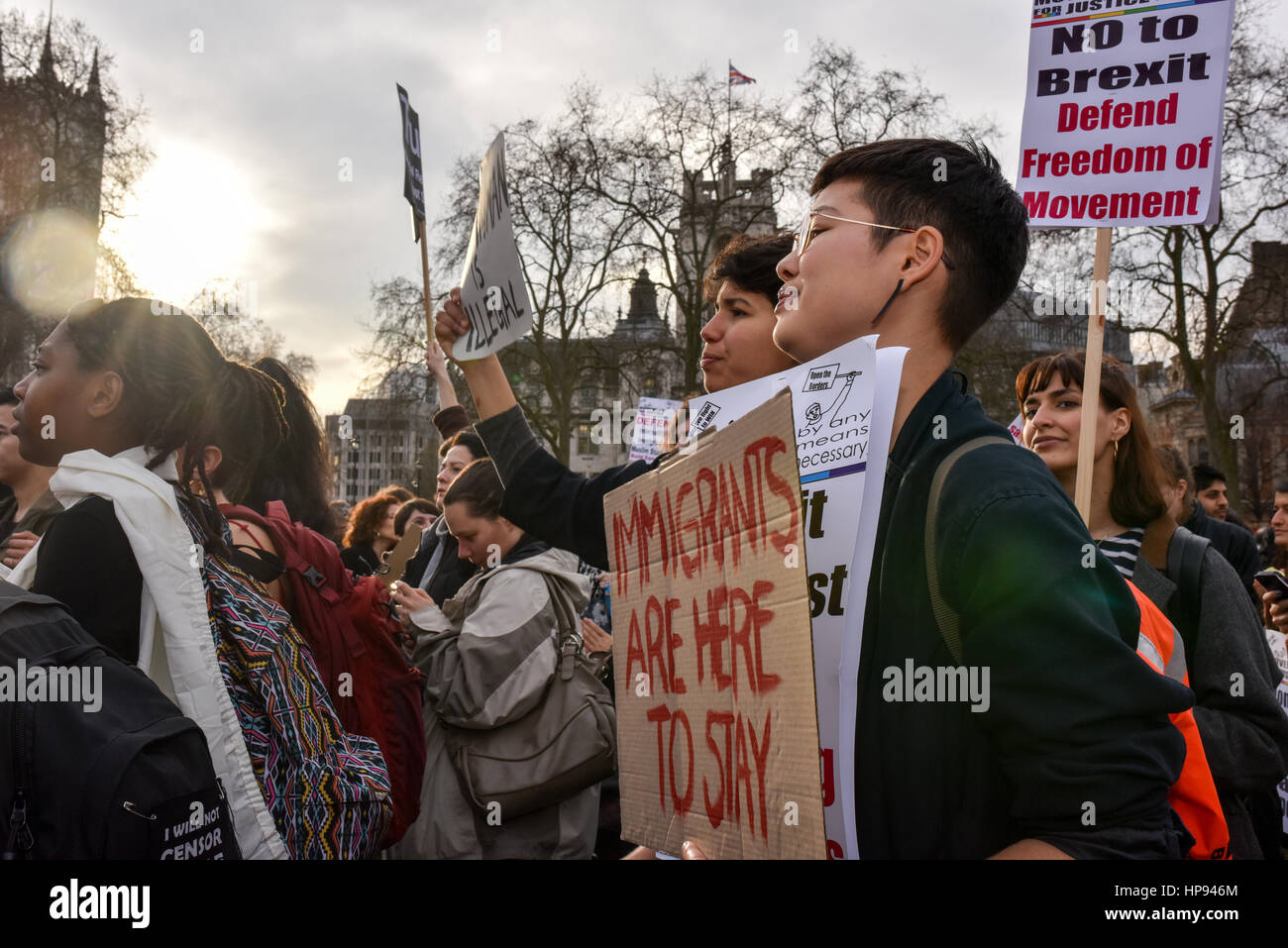 Londra, Regno Unito. Xx Febbraio 2017. I dimostranti si sono riuniti in piazza del Parlamento come parte di una giornata senza di noi per protestare contro Donald Trump e sostenere i migranti. Il rally ha coinciso con un dibattito in Parlamento su una petizione per annullare Trump la visita di stato del, ed è stato organizzato dal gruppo di coalizione Stop Trump UK. Credito: Giacobbe Sacks-Jones/Alamy Live News. Foto Stock