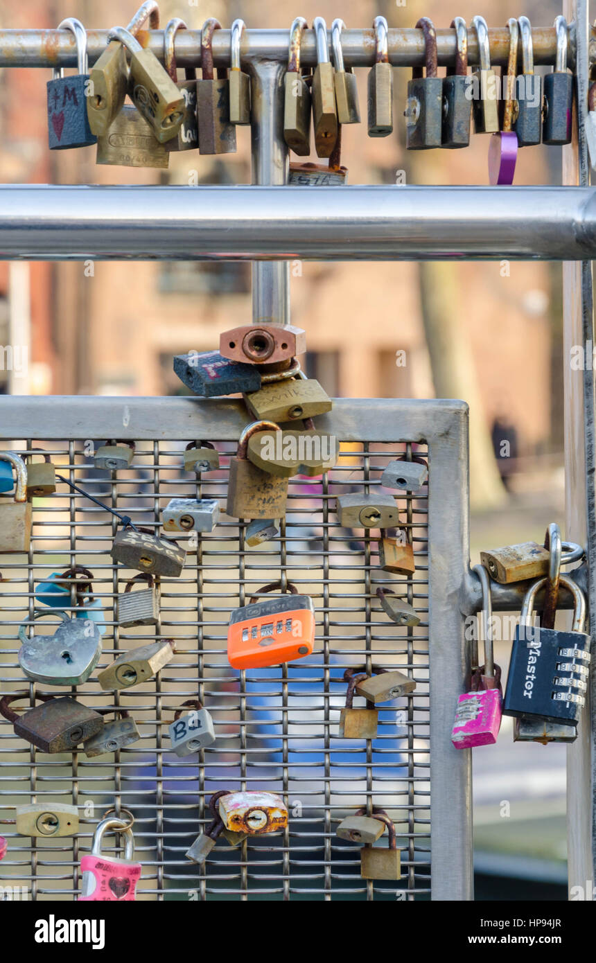 Amore si blocca sulla sinistra Pero del ponte che attraversa il porto di Bristol. Romantico turisti lasciano i lucchetti sul ponte come un gesto romantico. Foto Stock
