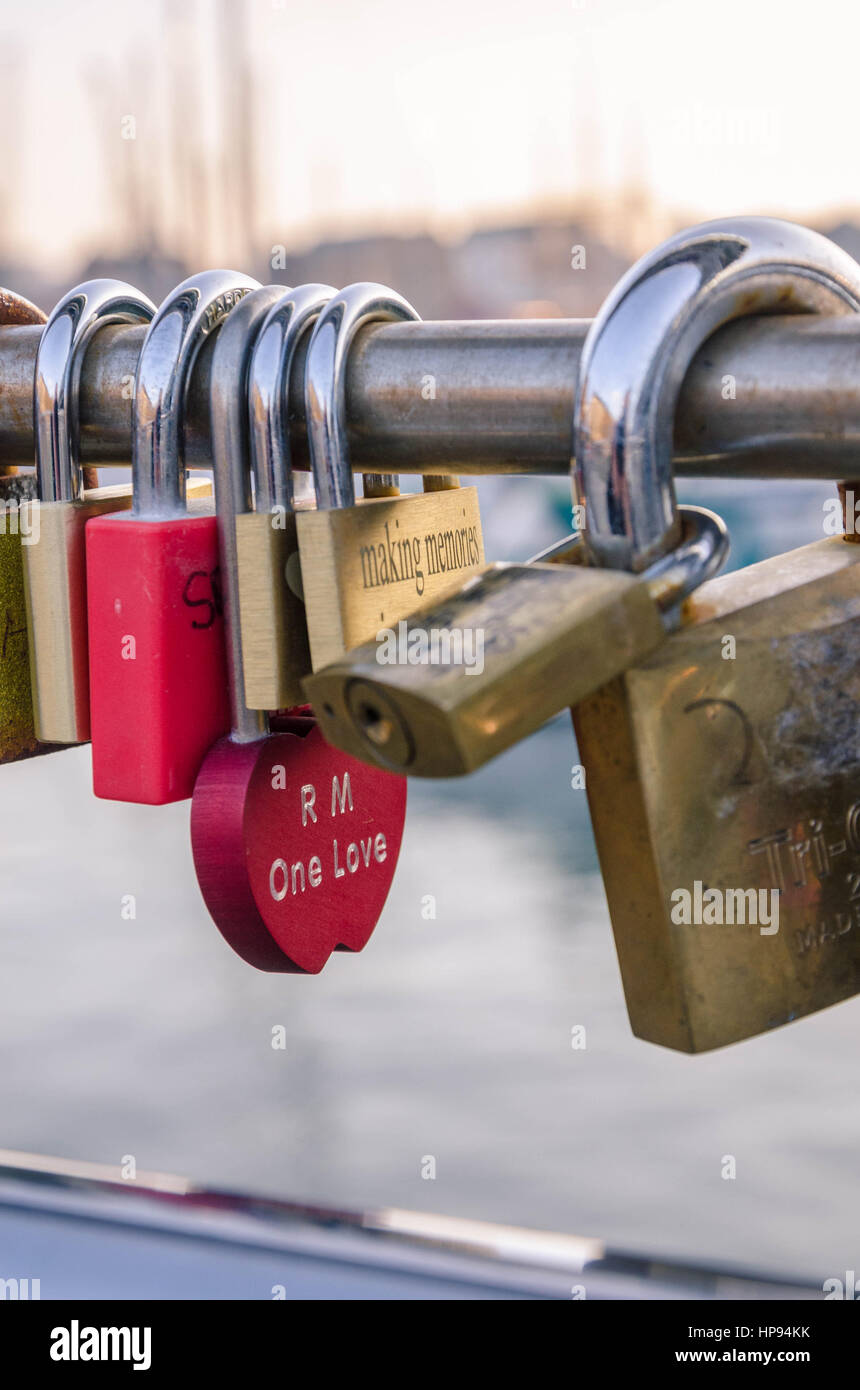 Amore si blocca sulla sinistra Pero del ponte che attraversa il porto di Bristol. Romantico turisti lasciano i lucchetti sul ponte come un gesto romantico. Foto Stock
