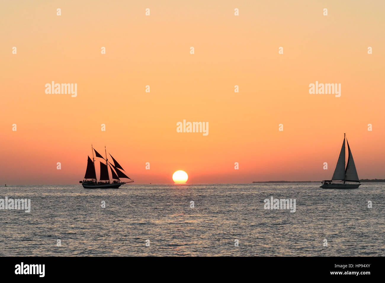 Barche a vela di fronte a una bella Key West Sunset. Preso da Malory Square Foto Stock
