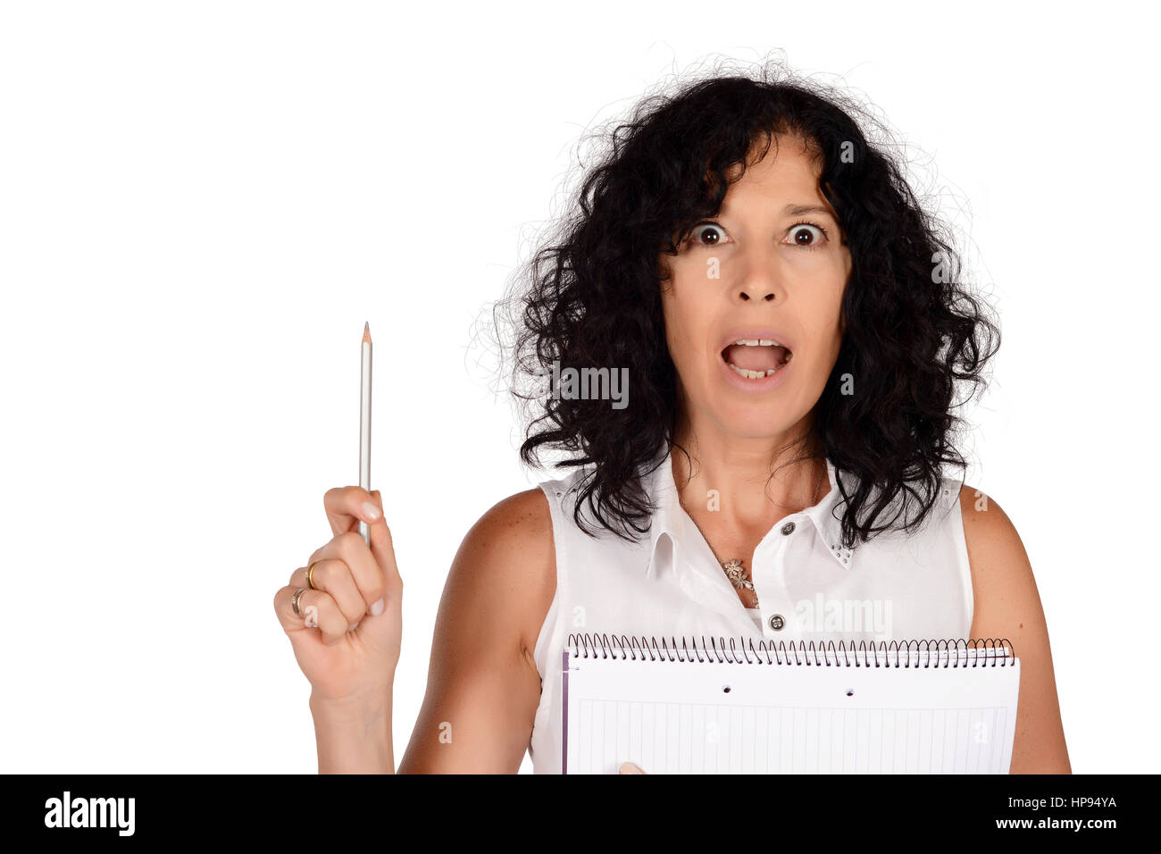 Ritratto di bella insegnante della scuola con libri e puntamento da qualche parte. Il concetto di istruzione. Isolato sullo sfondo bianco. Foto Stock