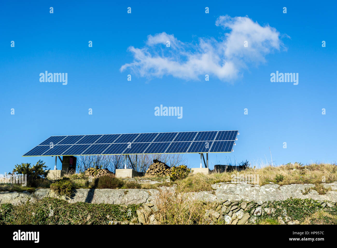 Pannelli solari sotto un cielo blu con copia spazio. Foto Stock