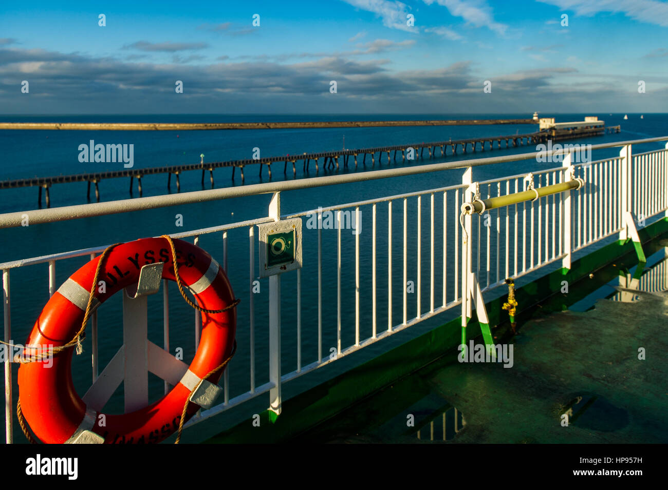 Anello di vita sul ponte di Ulisse, la più grande nave traghetto in tutto il mondo con una copia dello spazio. Foto Stock