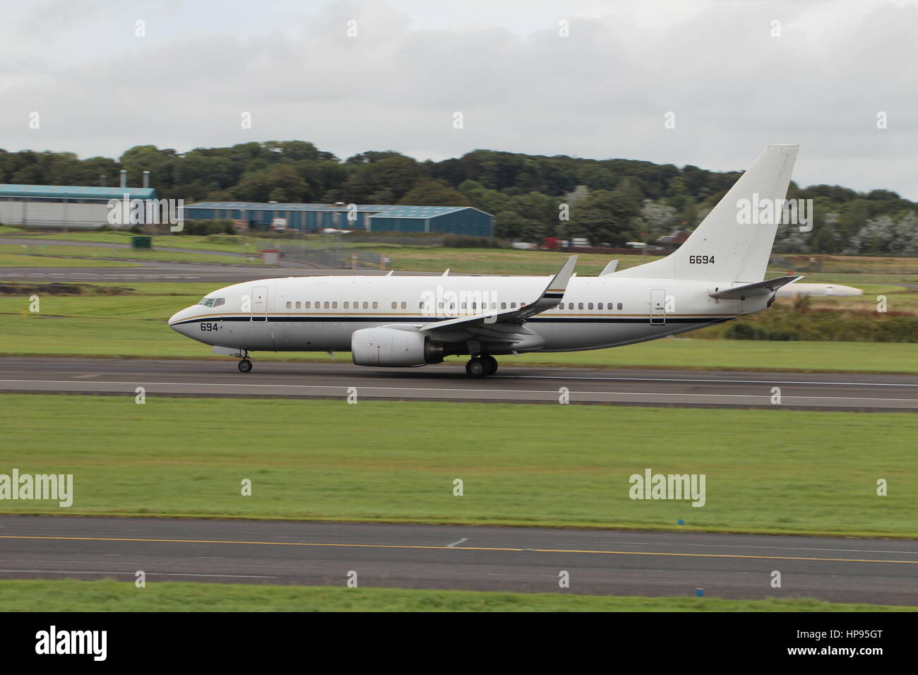 166694, un Boeing C-40un clipper di marina degli Stati Uniti, a Prestwick International Airport in Ayrshire. Foto Stock