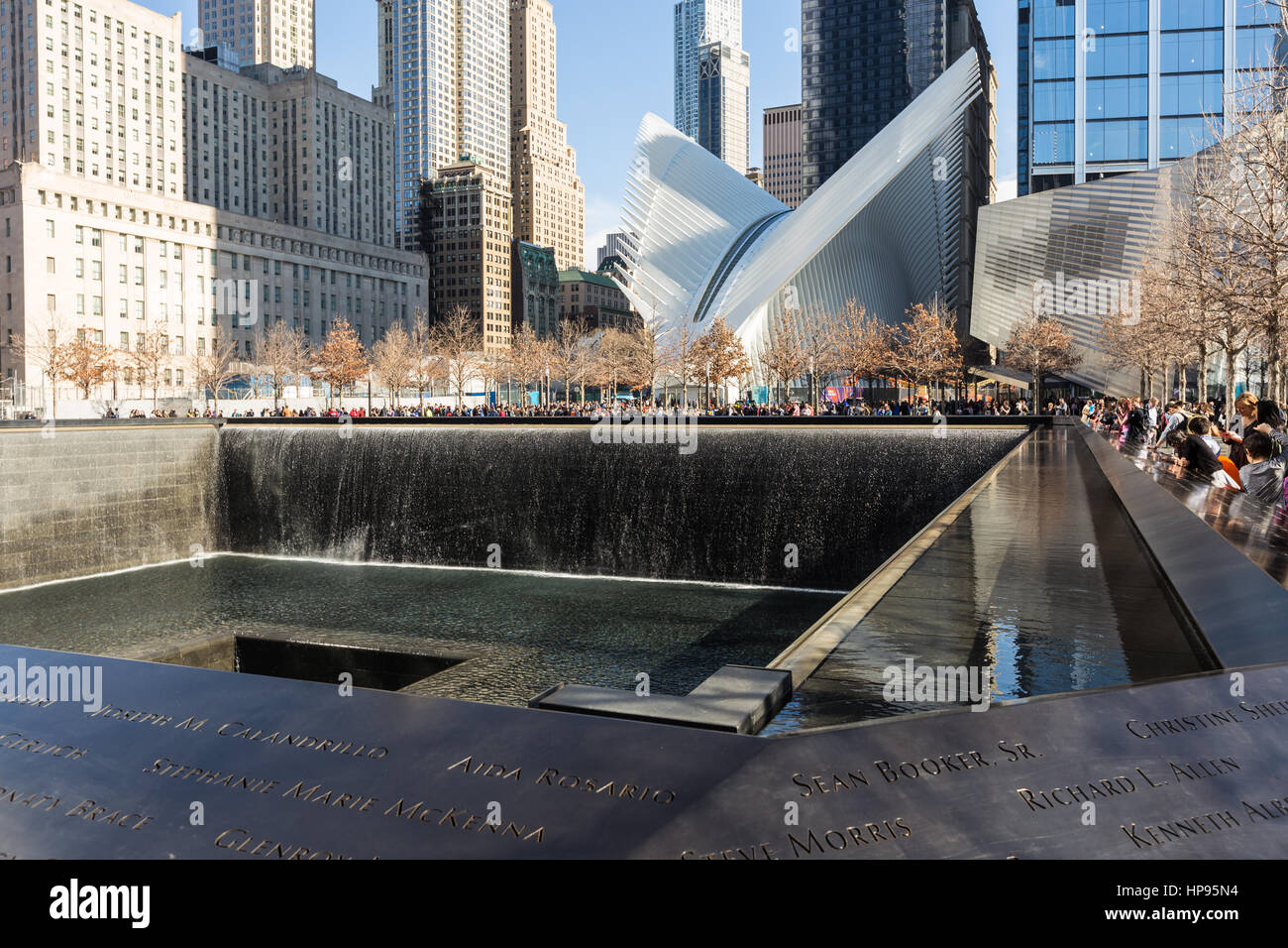 La piscina del nord del National September 11 Memorial, con l'occhio World Trade Center Hub di trasporto in background in New York City. Foto Stock La piscina del nord del National September 11 Memorial, con l'occhio World Trade Center Hub di trasporto in background in New York City. Foto Stock