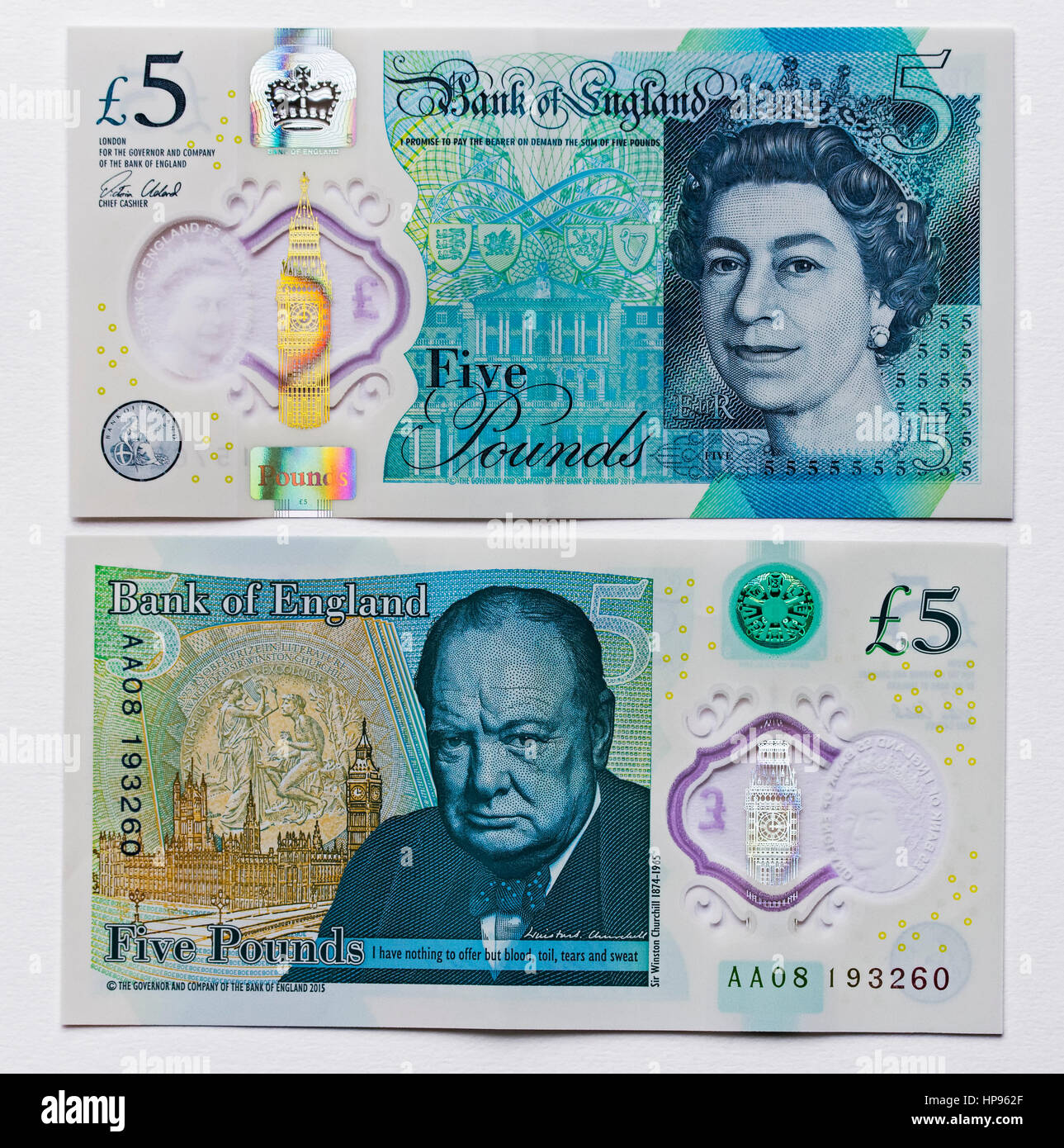 Parte anteriore e posteriore del nuovo 5 pound nota con numero basso. Foto Stock