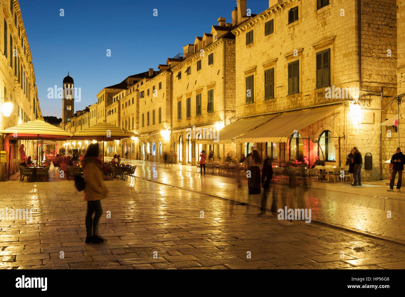 Cene alfresco sulla Stradum (Placa), la sera presto, città vecchia, Dubrovnic, Croazia Foto Stock