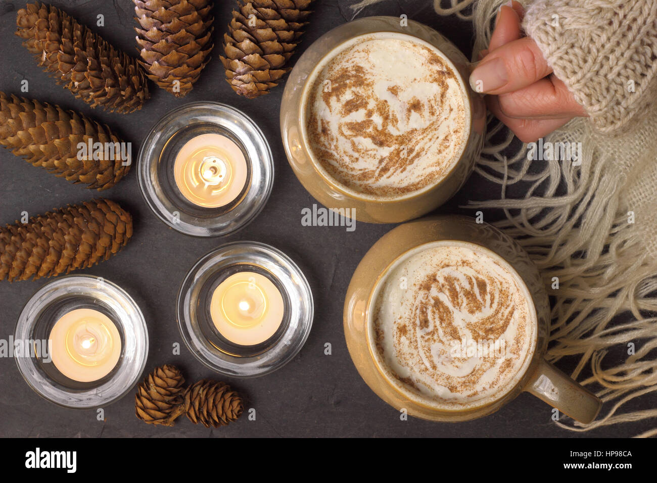 Tazze di Moka cremosa (caffè e cioccolato) servita su ardesia in un accogliente English home Foto Stock