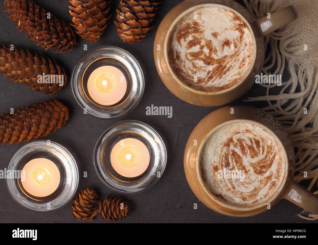 Tazze di Moka cremosa (caffè e cioccolato) servita su ardesia a lume di candela in un accogliente English home Foto Stock