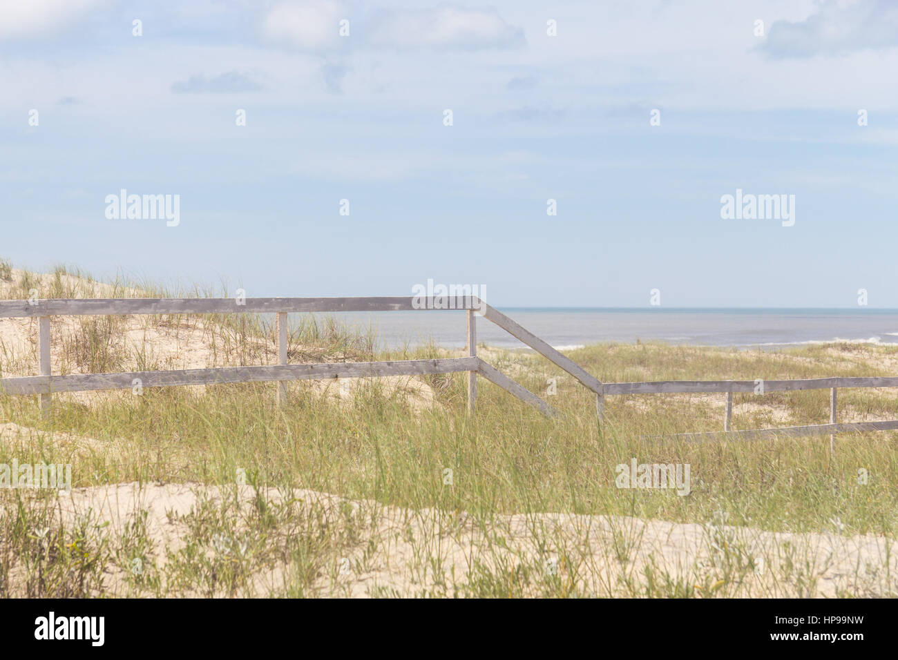 Recinzione di legno sulle dune a Lagoa do Peixe lago, Mostardas città, Rio Grande do Sul, Brasile. Foto Stock