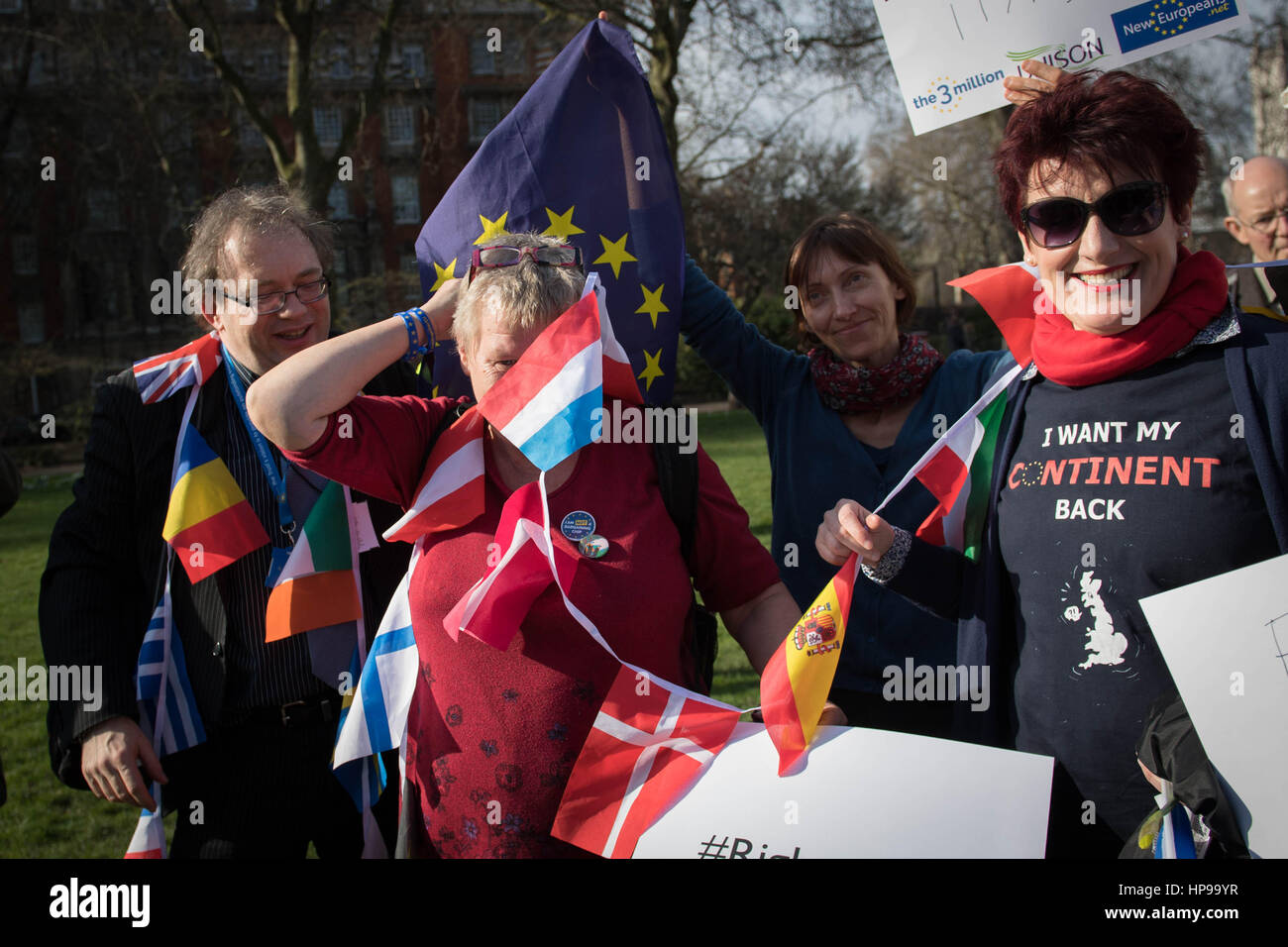 I lavoratori europei, infermieri, assistenti sociali e assistenti didattici protesta al di fuori della sede del parlamento di Londra prima di lobbismo MPs oltre il loro diritto a rimanere nel Regno Unito. Foto Stock