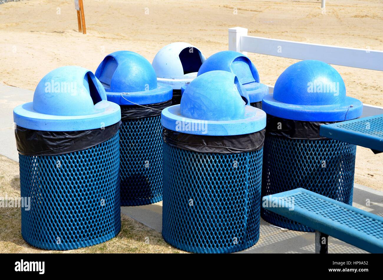 Taniche per rifiuti blu per esterni Foto Stock