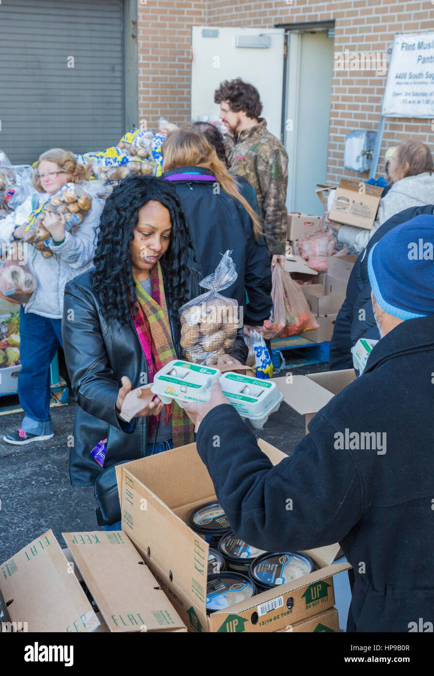 Selce, Michigan - il musulmano dispensa alimentare. Due volte al mese, membri di selce della comunità musulmana di distribuire gratuitamente il cibo a chi ne ha bisogno. Foto Stock