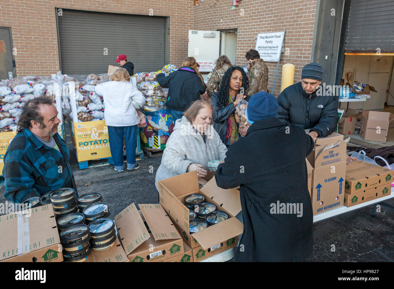 Selce, Michigan - il musulmano dispensa alimentare. Due volte al mese, membri di selce della comunità musulmana di distribuire gratuitamente il cibo a chi ne ha bisogno. Foto Stock